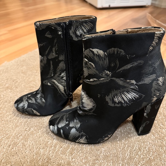 Maiden Lane | Ankle Bootie - Picture 4 of 8